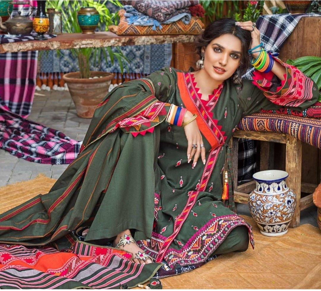 img_gul_ahmed_khaddar_pre_fall_winter_collection_awwal_boutique