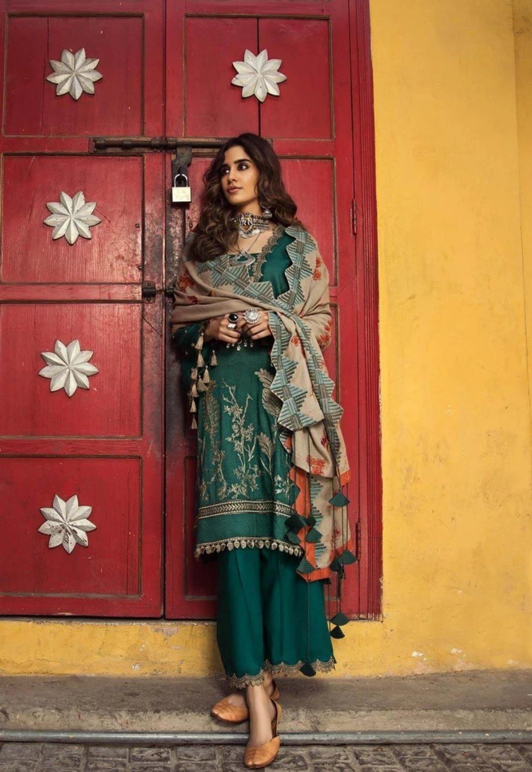 img_charizma_masakali_signature_winter_collection_awwal_boutique