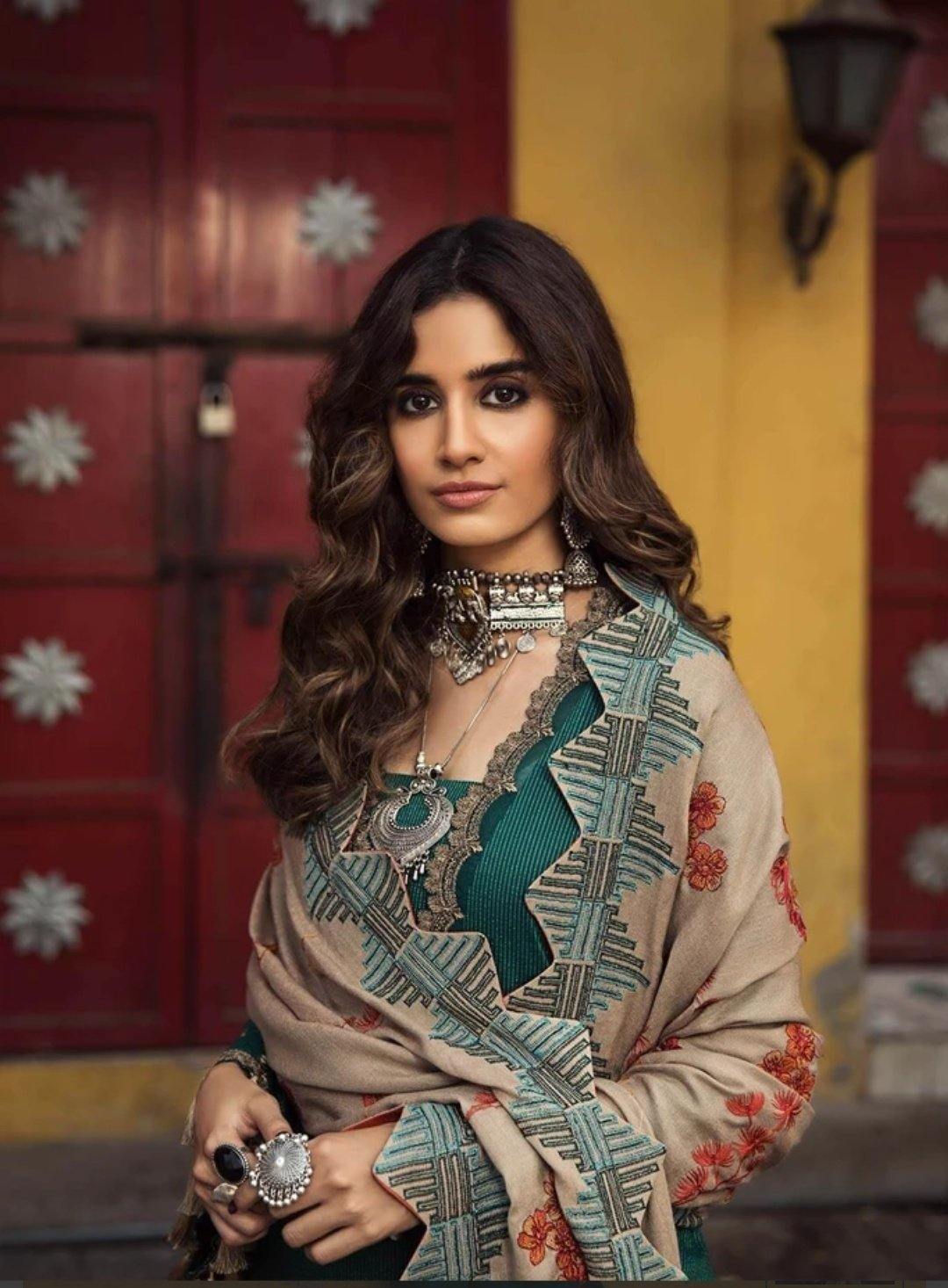 img_charizma_masakali_signature_winter_collection_awwal_boutique