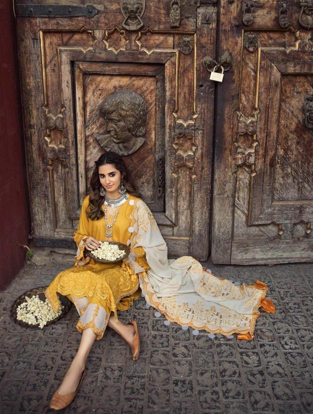 img_charizma_masakali_signature_winter_collection_awwal_boutique