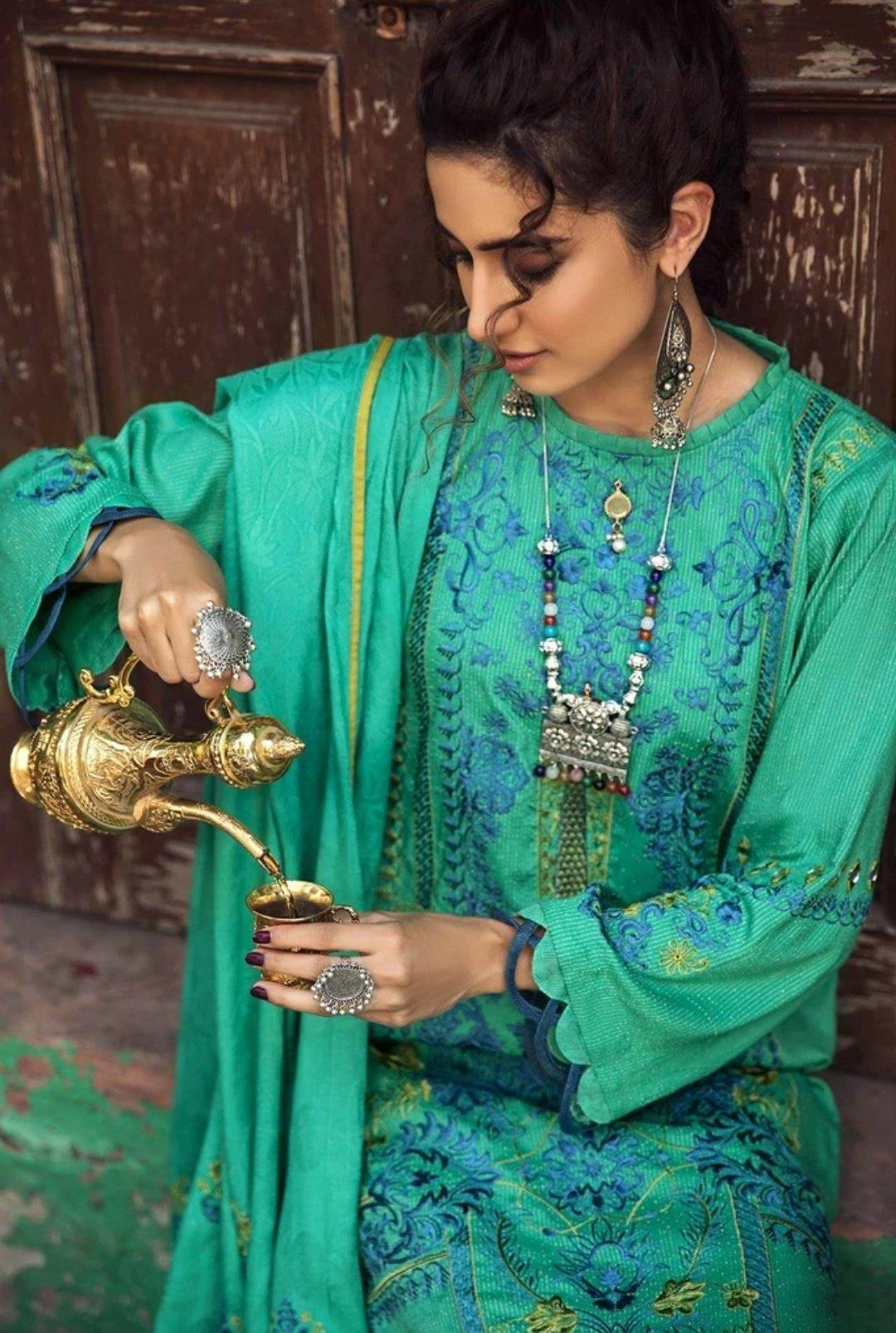 img_charizma_masakali_signature_winter_collection_awwal_boutique