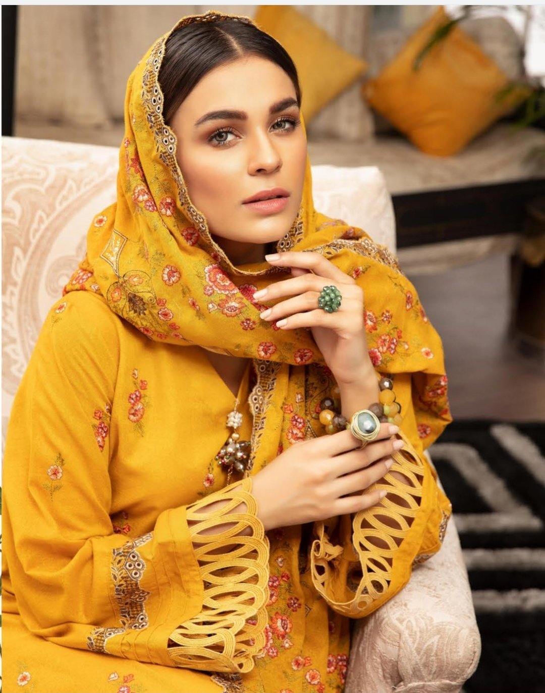 img_shaista_karandi_winter_collection_awwal_boutique