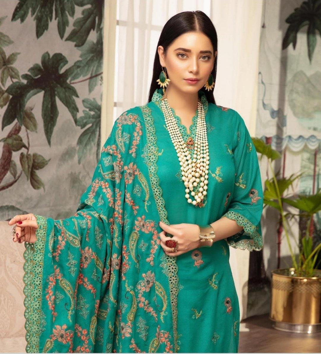 img_shaista_karandi_winter_collection_awwal_boutique