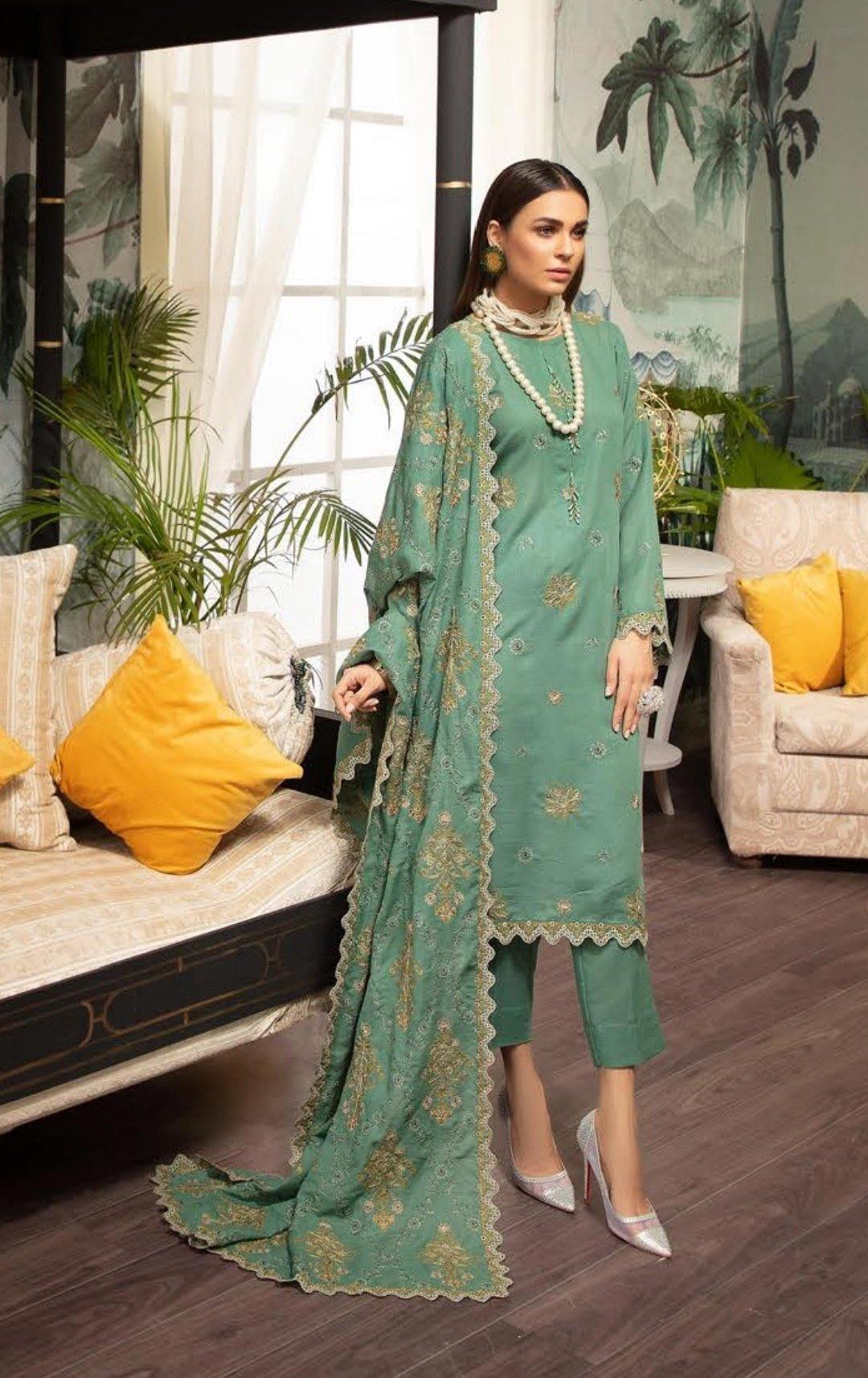 img_shaista_karandi_winter_collection_awwal_boutique
