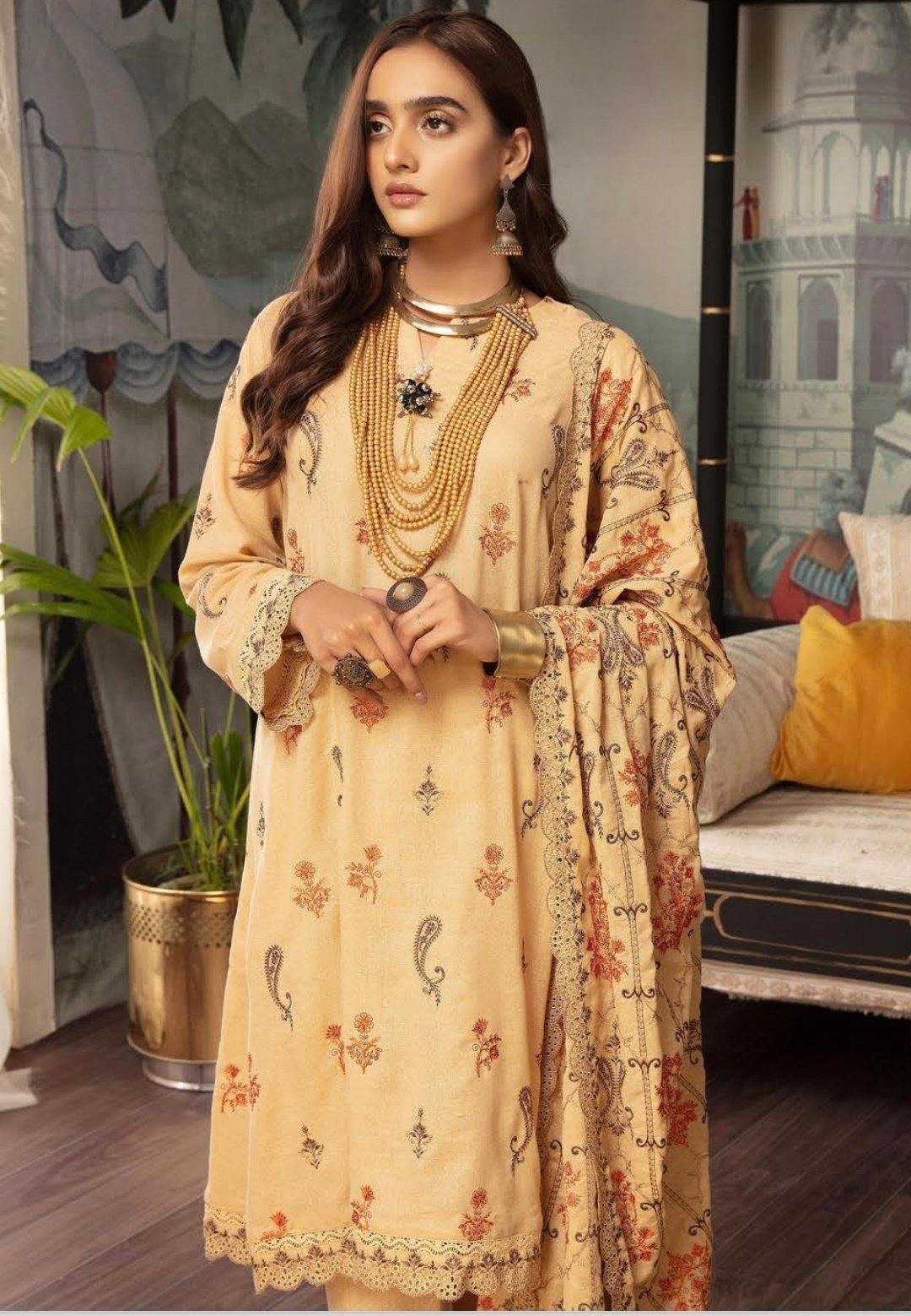 img_shaista_karandi_winter_collection_awwal_boutique