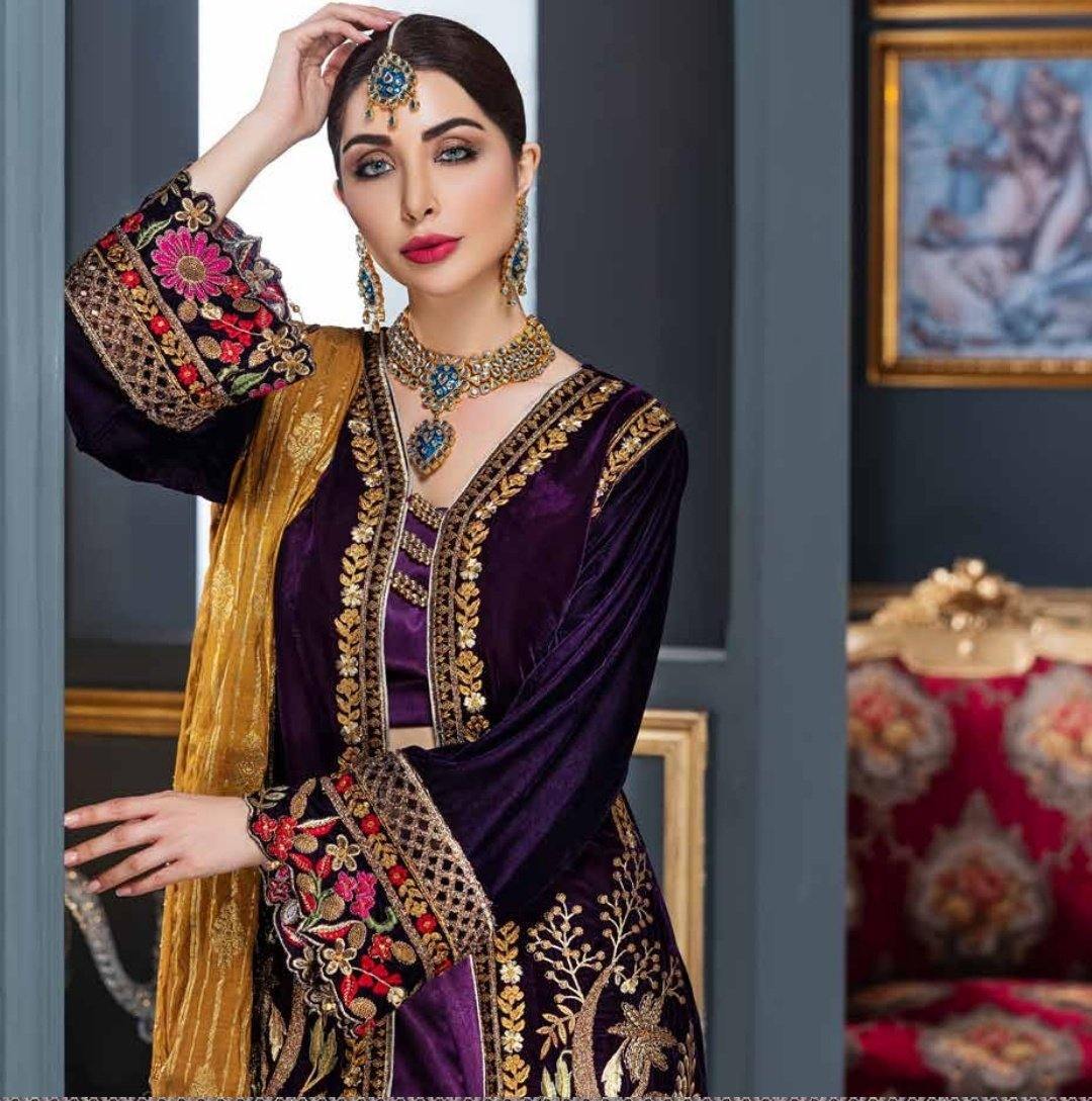 img_emaan_adeel_velvet_collection_awwal_boutique