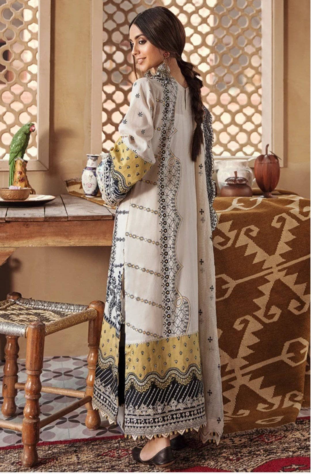 img_qalamkar_luxury_lawn_2021_awwal_boutique