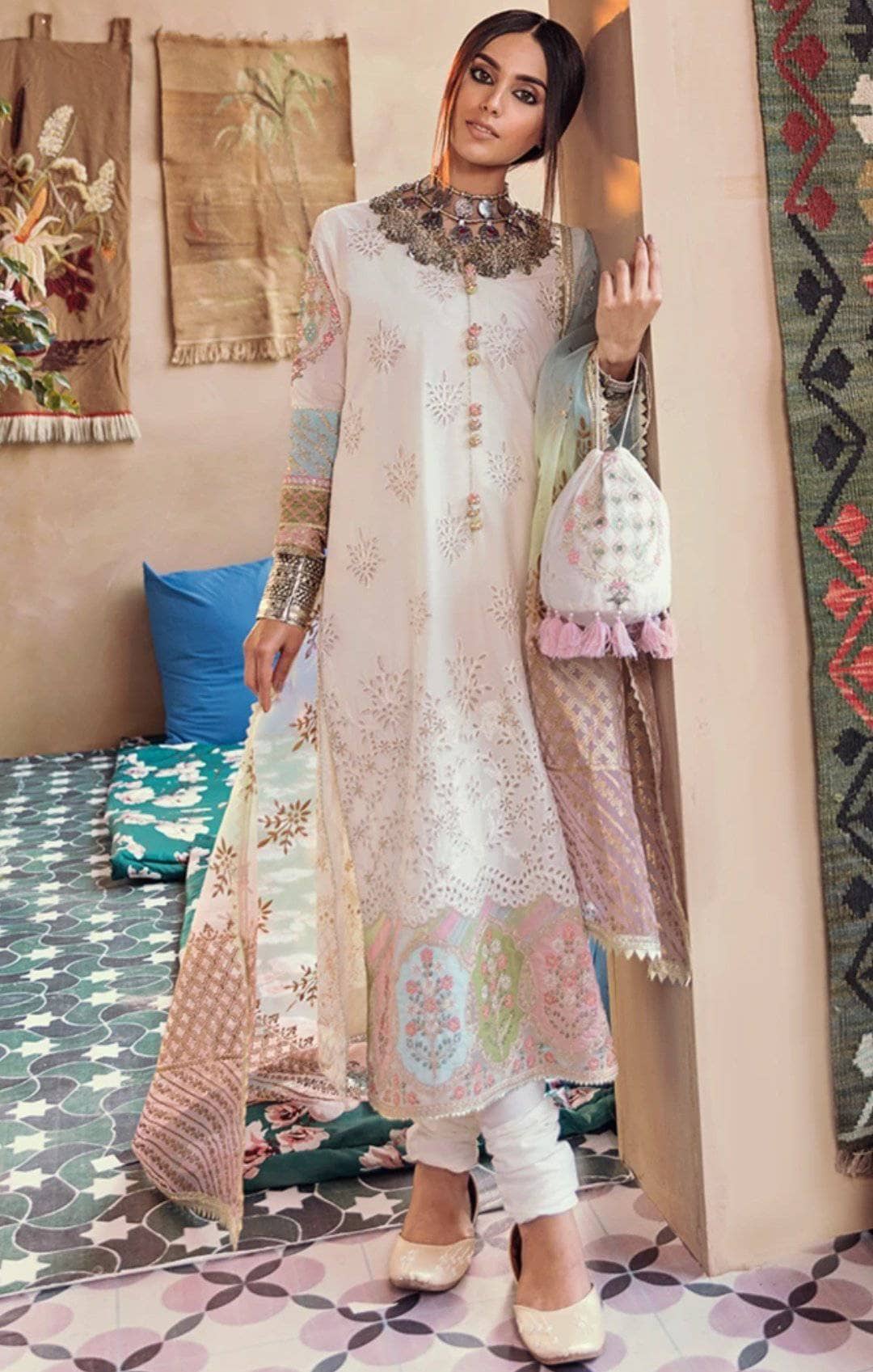 img_qalamkar_luxury_lawn_2021_awwal_boutique
