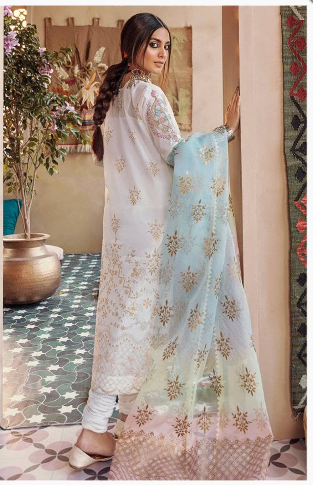 img_qalamkar_luxury_lawn_2021_awwal_boutique