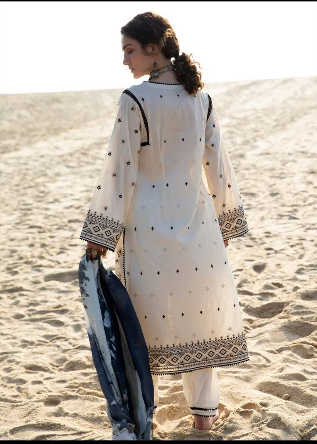 img_image_lawnkari_lawn_2021_awwal_boitique