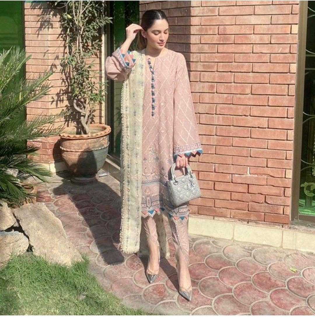 img_cross_stitch_lawn_2021_awwal_boutique