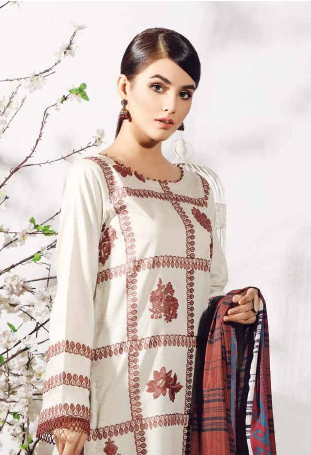 img_charizma_infinity_lawn_2021_awwal_boutique