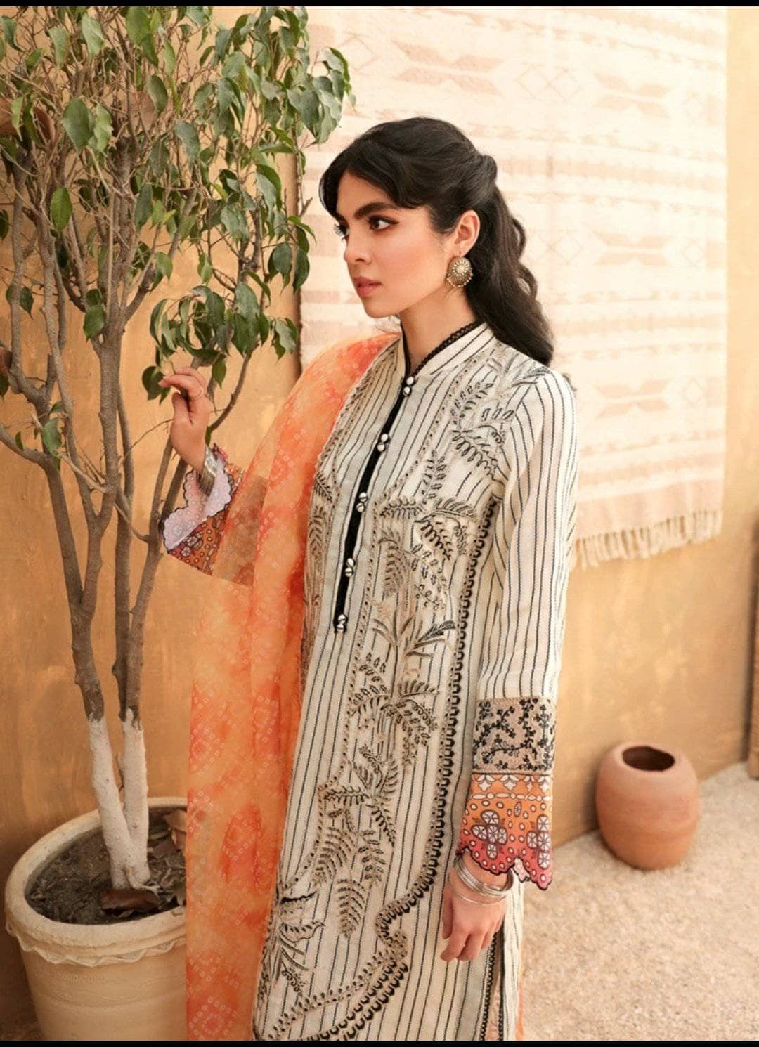 img_q_line_by_qalamkar_luxury_lawn_2021_awwal_boutique