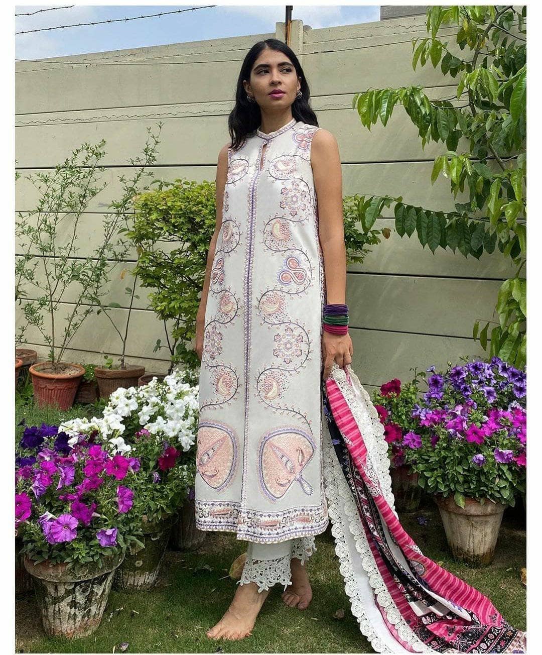 img_zaha_lawn_2021_awwal_boutique