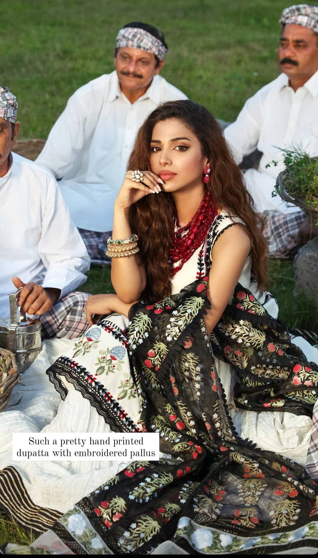 img_crimson_lawn_by_saira_shakira_awwal_boutique