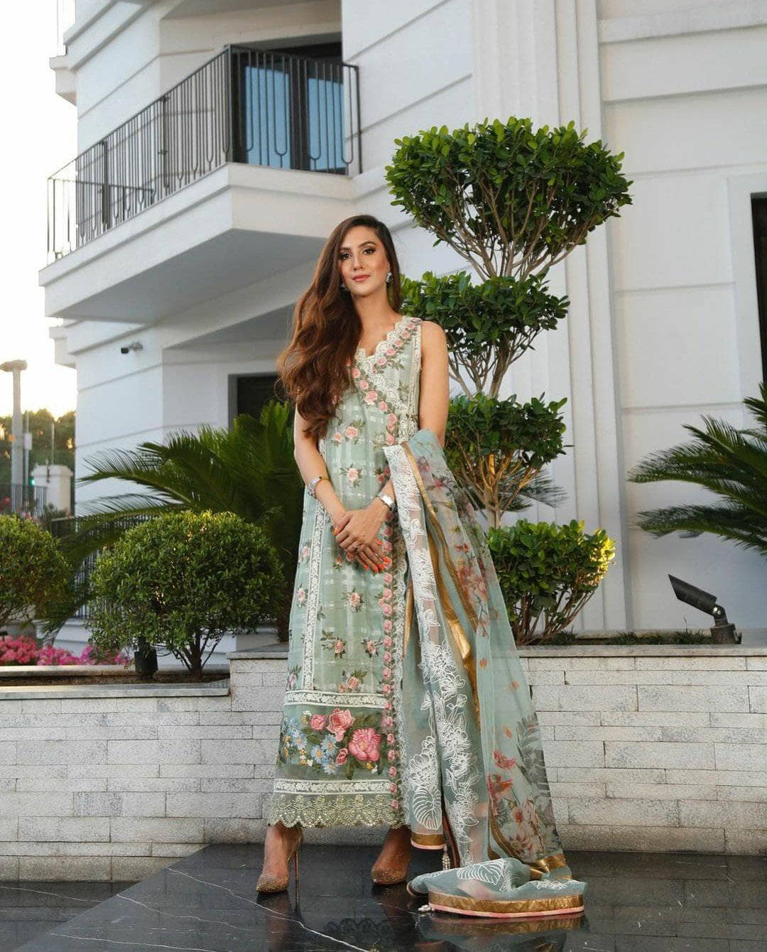img_crimson_lawn_by_saira_shakira_awwal_boutique