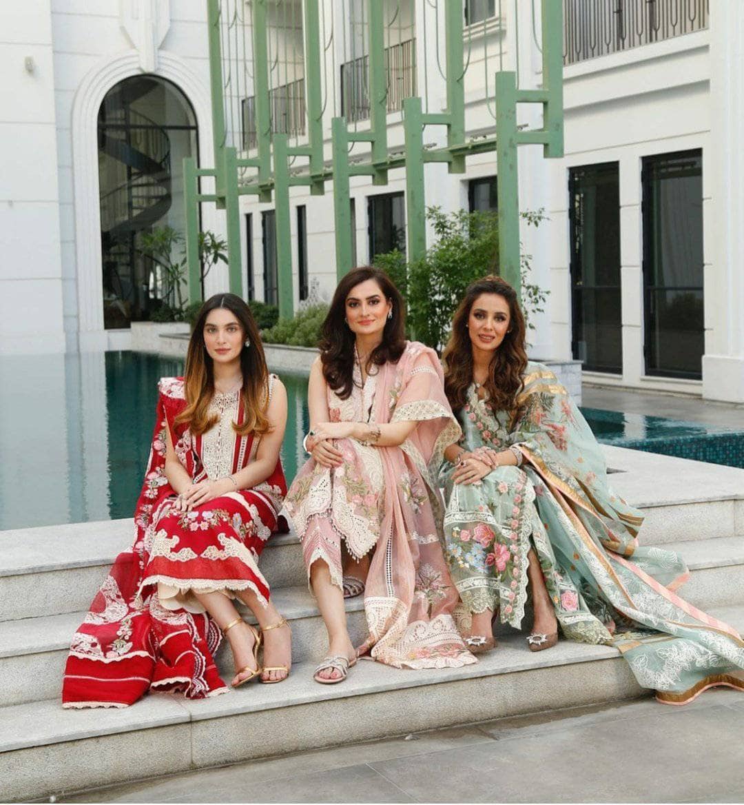 img_crimson_lawn_by_saira_shakira_awwal_boutique