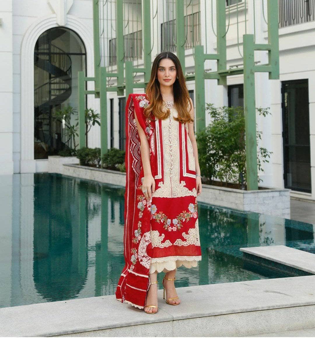 img_crimson_lawn_by_saira_shakira_awwal_boutique