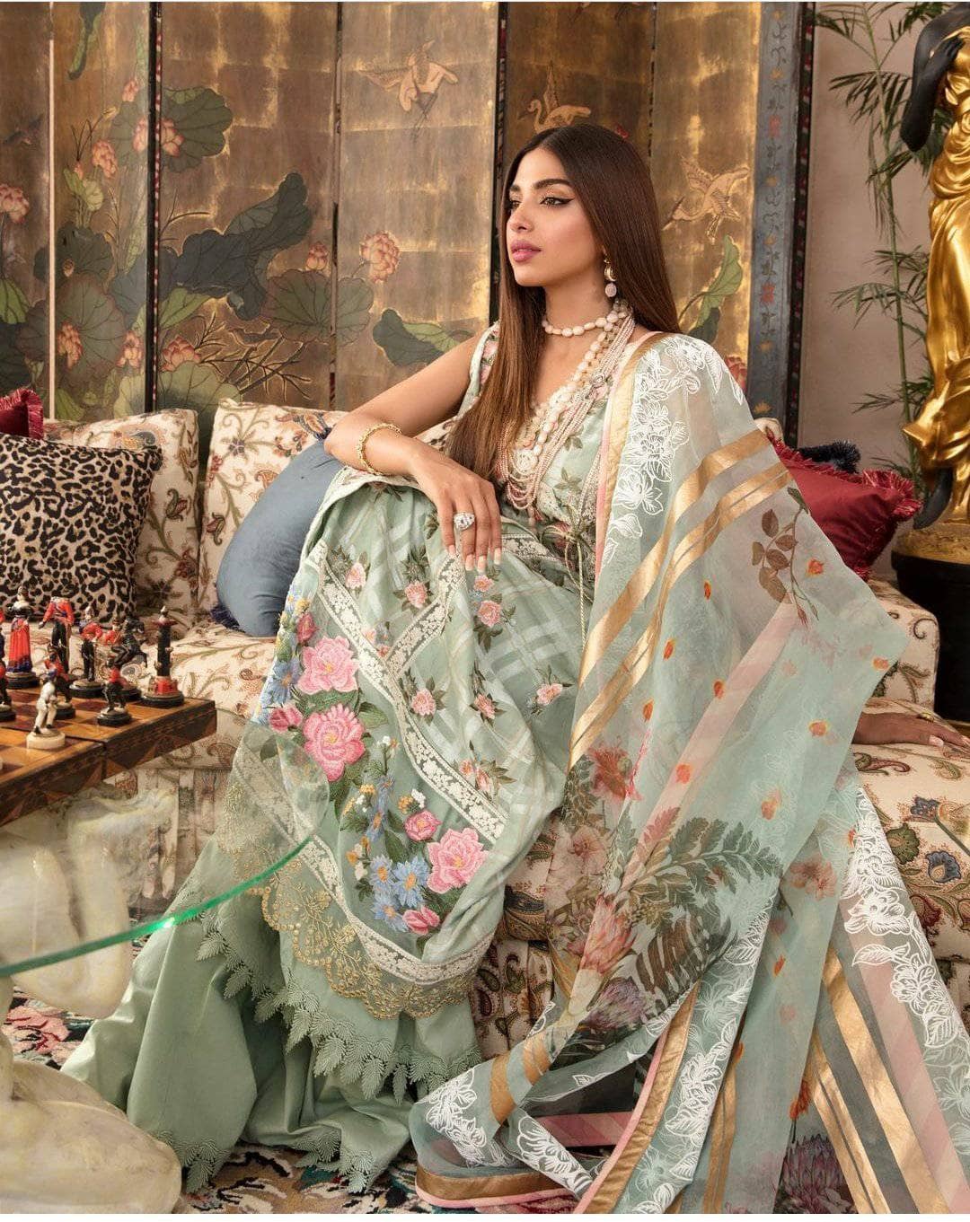 img_crimson_lawn_by_saira_shakira_awwal_boutique