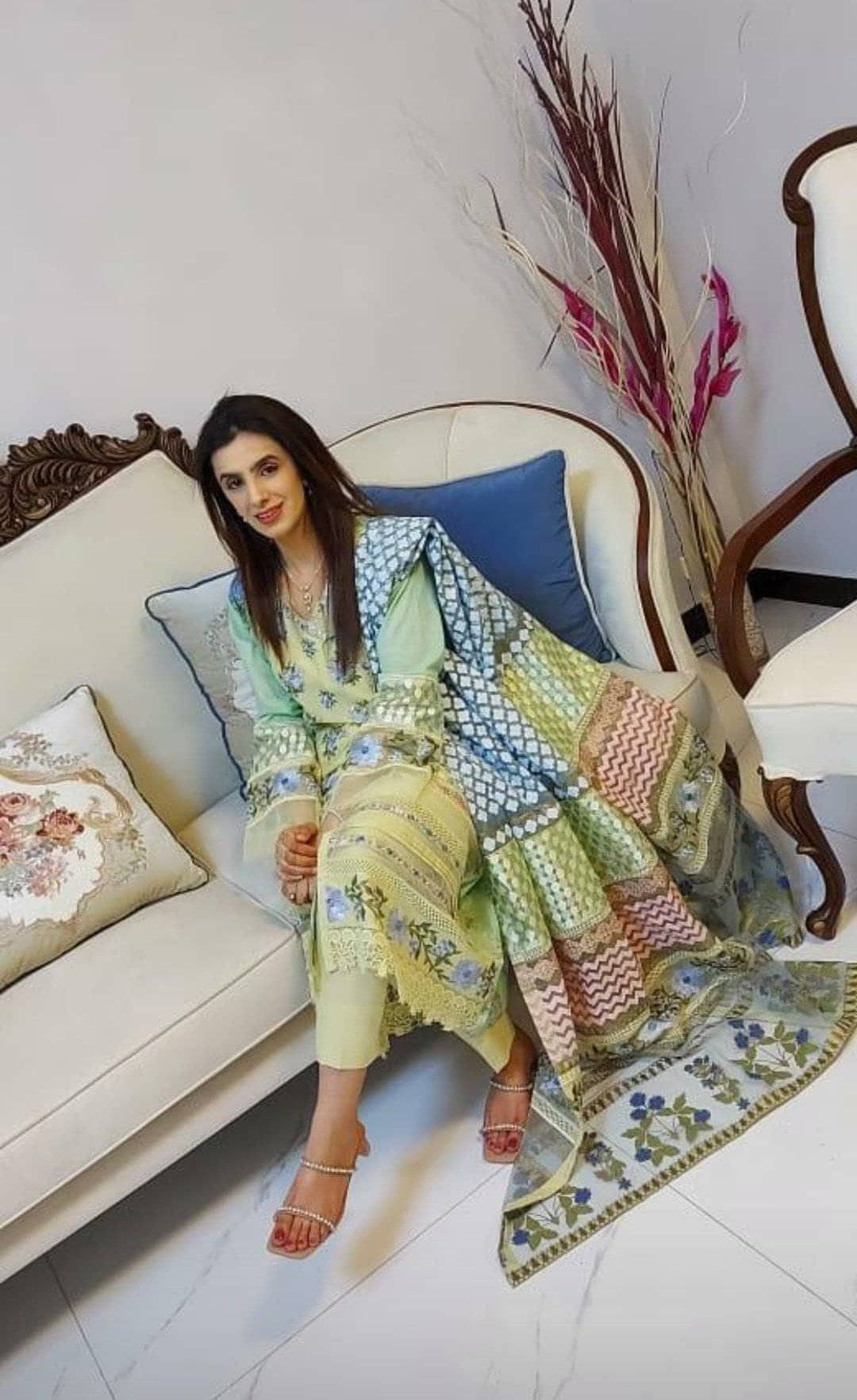 img_crimson_lawn_by_saira_shakira_2021_awwal_boutique