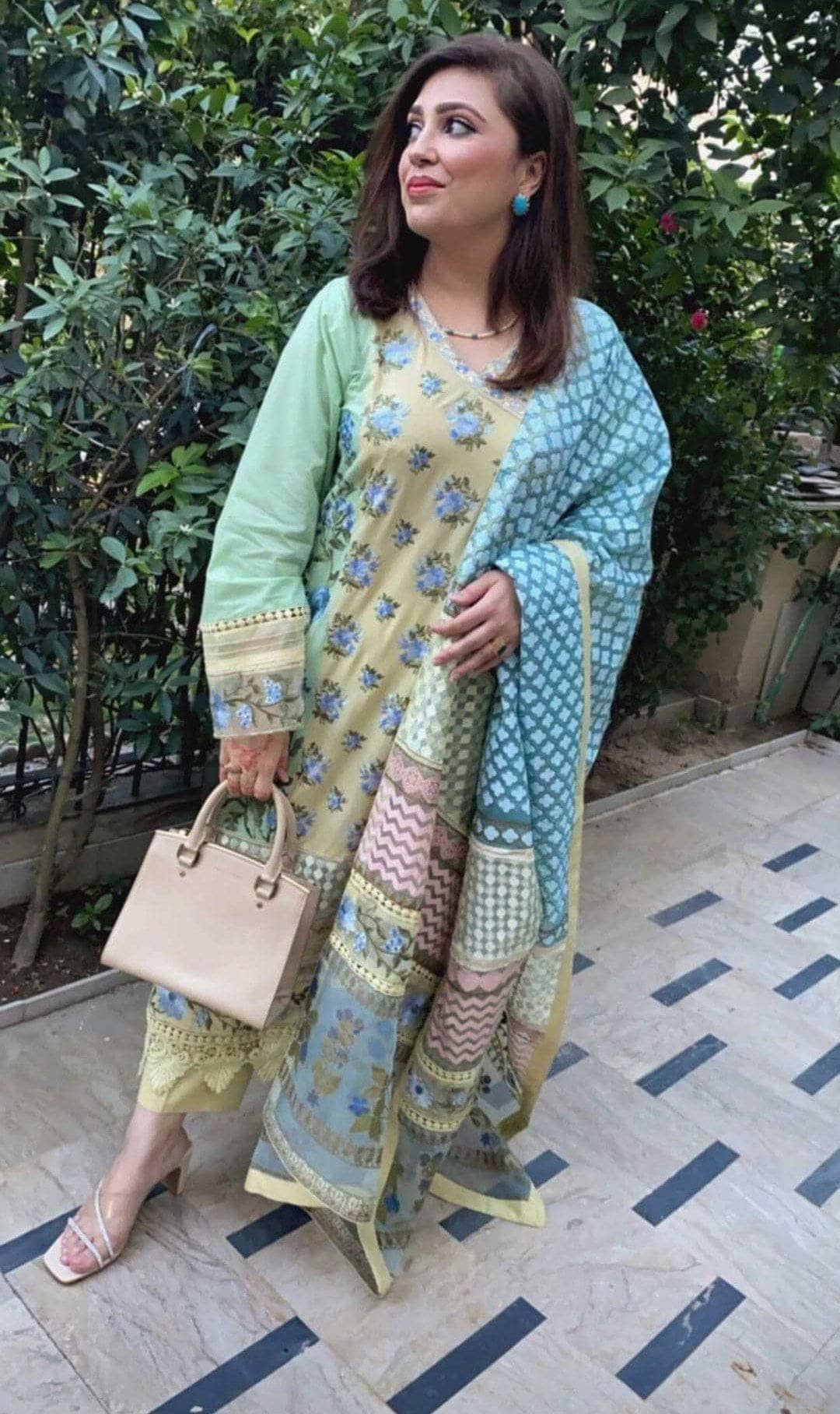 img_crimson_lawn_by_saira_shakira_2021_awwal_boutique