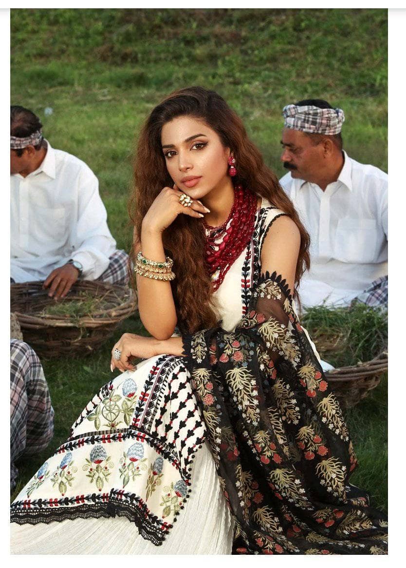 img_crimson_lawn_by_saira_shakira_awwal_boutique