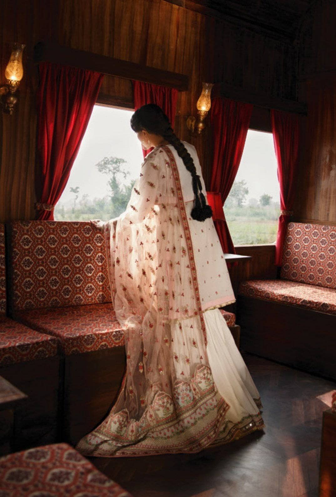 img_qalamkar_luxury_lawn_2021_awwal_boutique