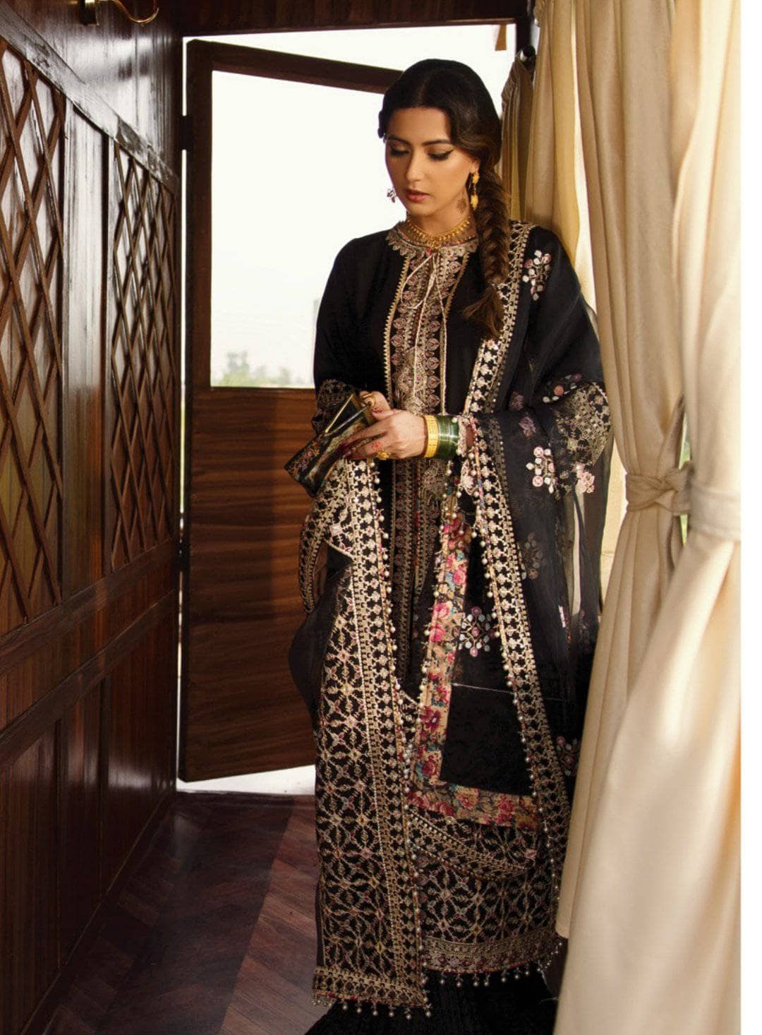 img_qalamkar_luxury_lawn_2021_awwal_boutique