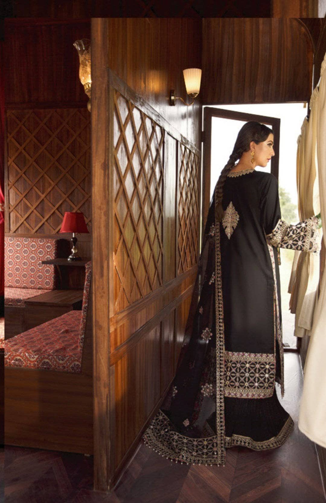 img_qalamkar_luxury_lawn_2021_awwal_boutique