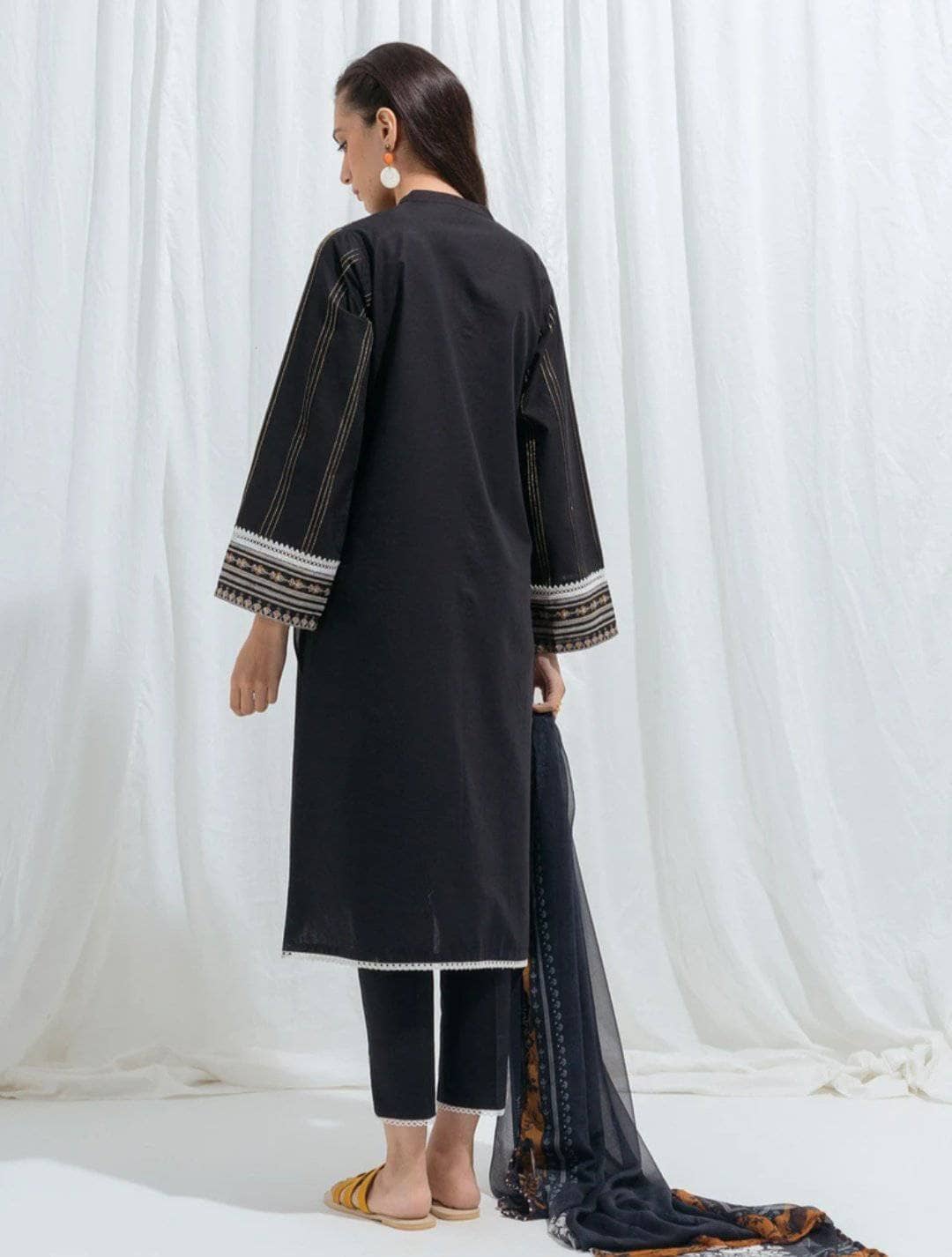 img_beechtree_monochrome_lawn_2021_awwal_boutique