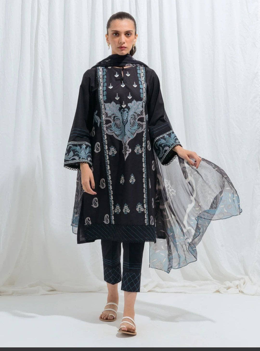 img_beechtree_monochrome_lawn_2021_awwal_boutique