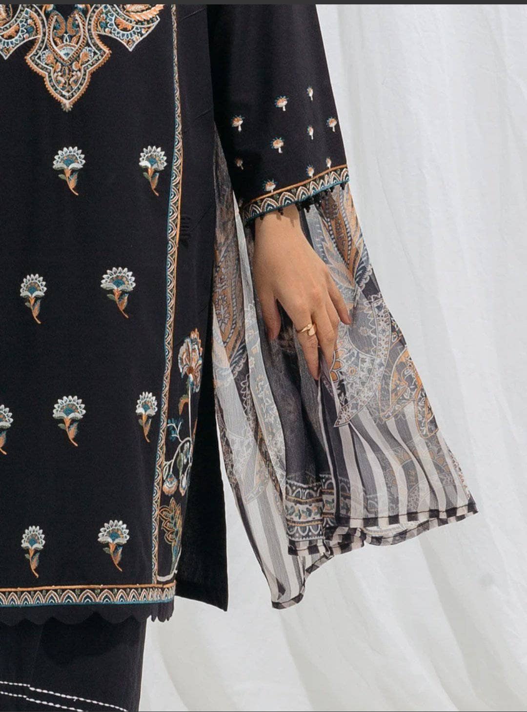 img_beechtree_monochrome_lawn_2021_awwal_boutique