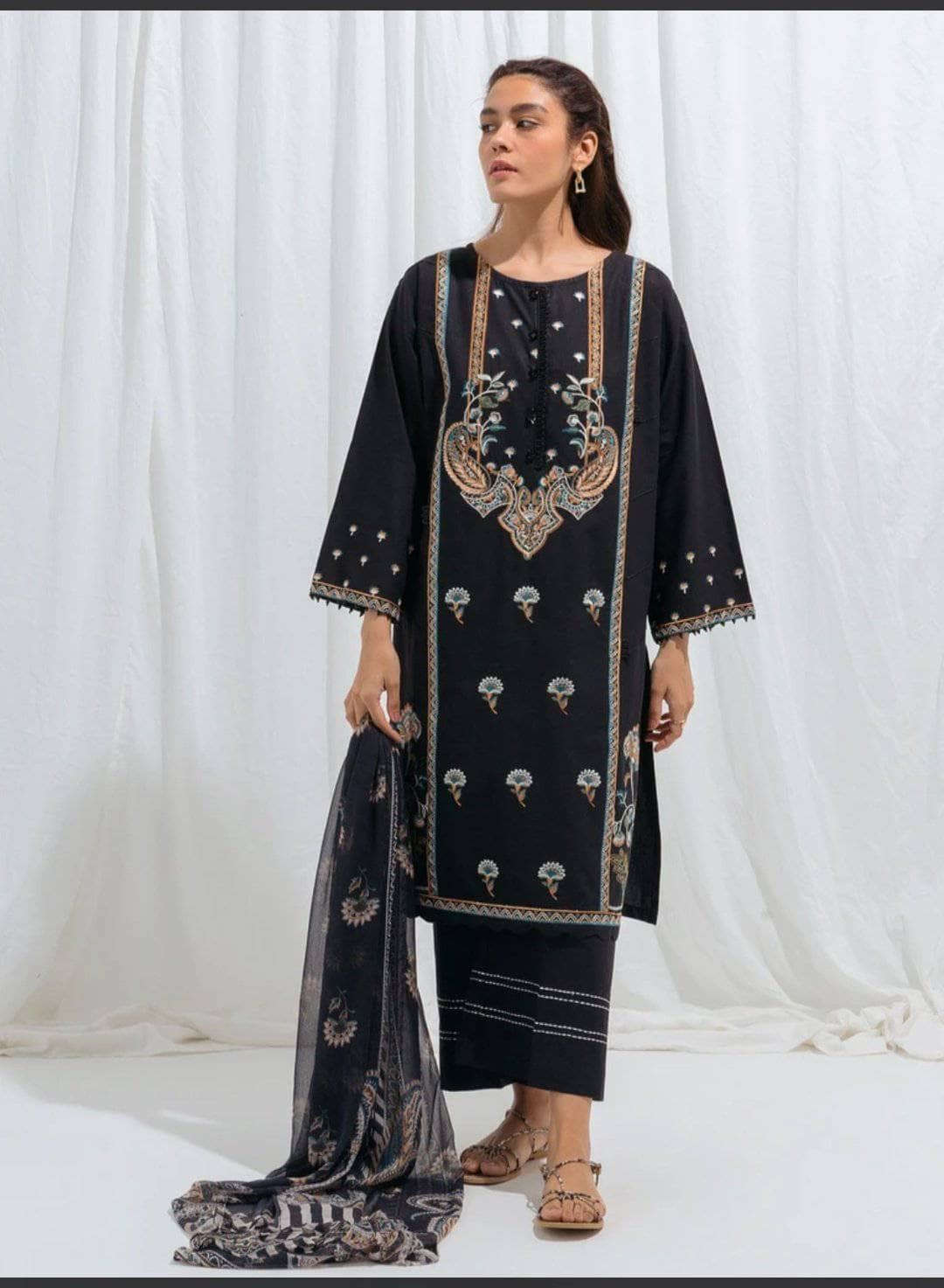 img_beechtree_monochrome_lawn_2021_awwal_boutique