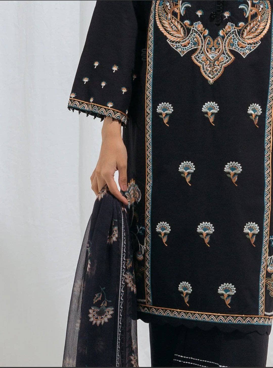 img_beechtree_monochrome_lawn_2021_awwal_boutique