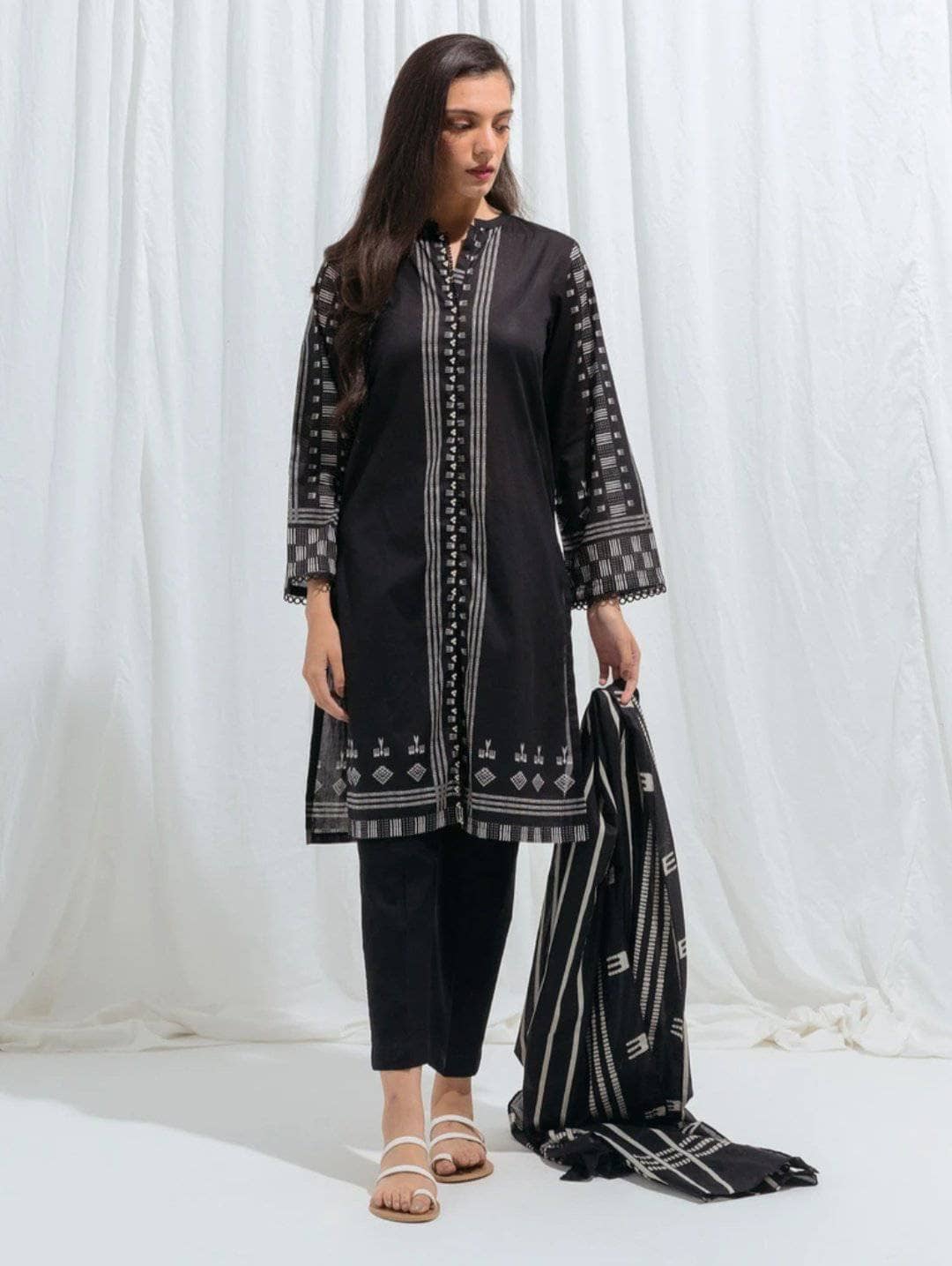 img_beechtree_monochrome_lawn_2021_awwal_boutique