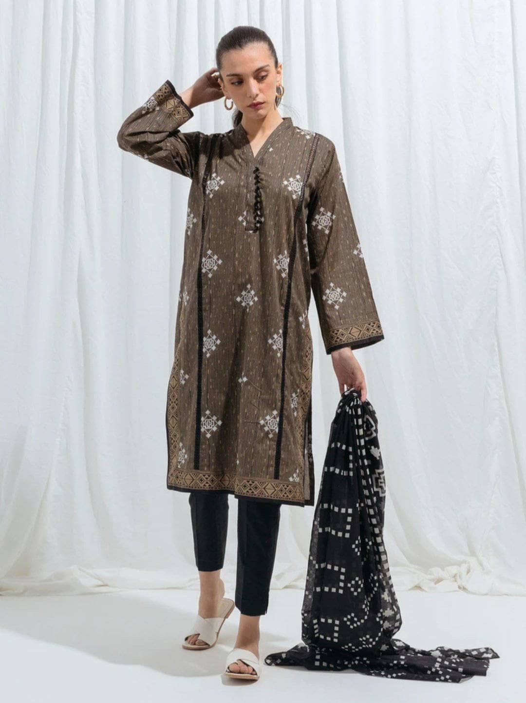 img_beechtree_lawn_monochrome_2021_awwal_boutique