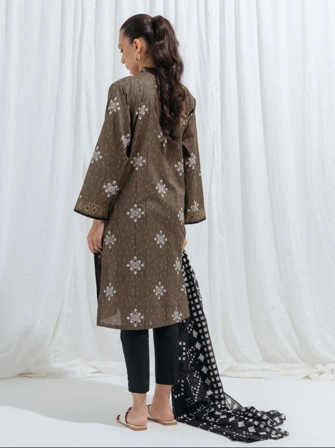 img_beechtree_lawn_monochrome_2021_awwal_boutique