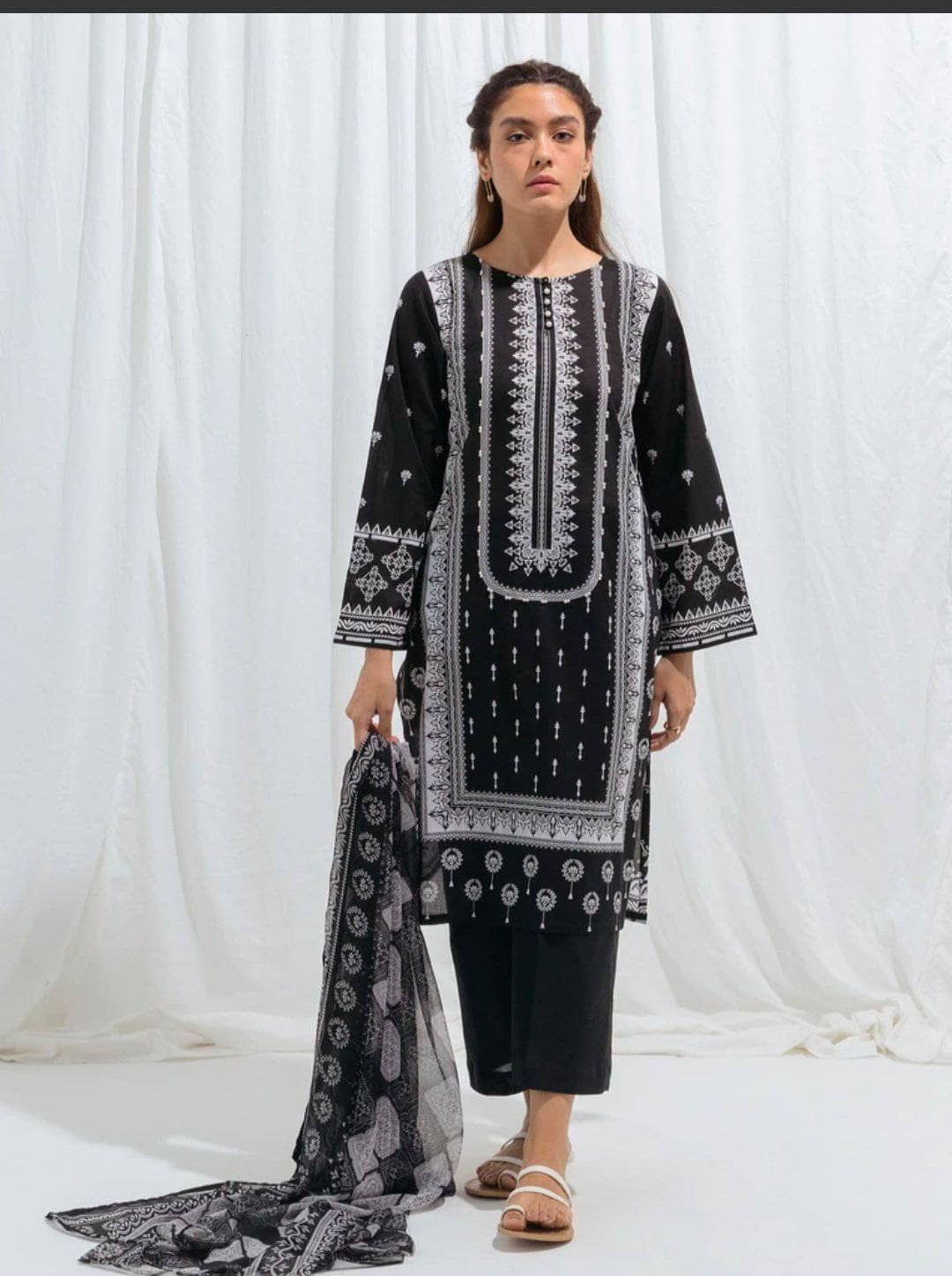 img_beechtree_monochrome_lawn_2021_awwal_boutique