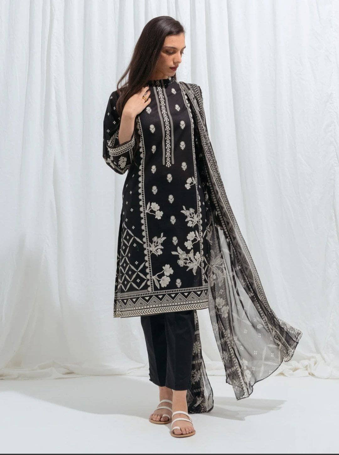 img_beechtree_monochrome_awwal_boutique