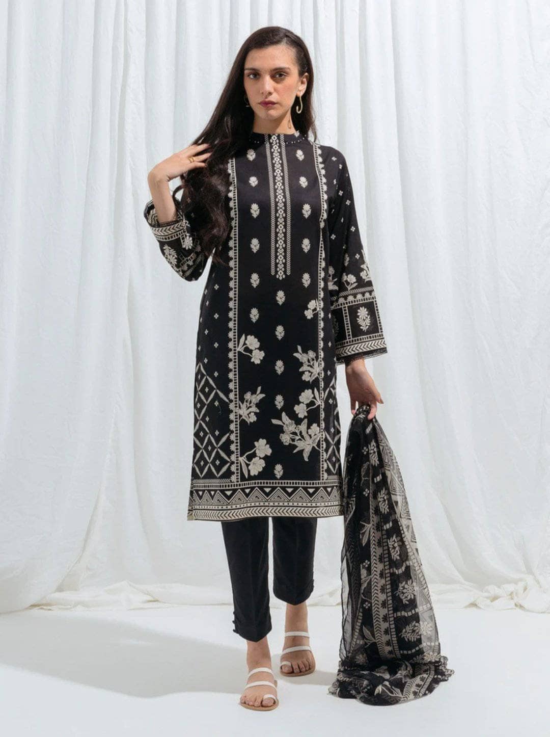 img_beechtree_monochrome_awwal_boutique