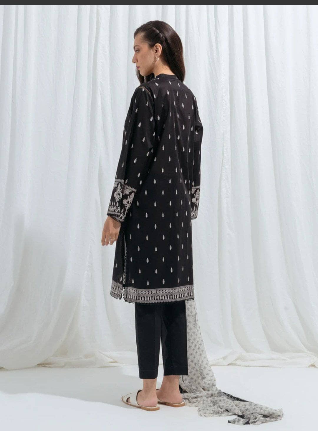 img_beechtree_monochrome_lawn_awwal_boutique