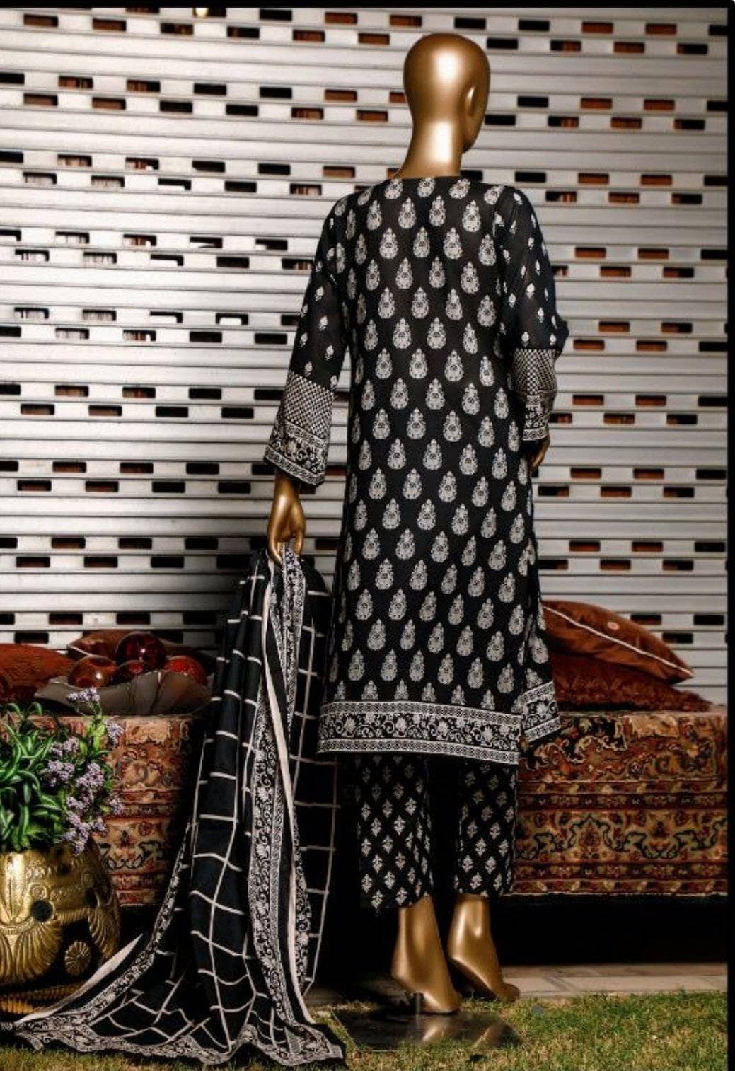 img_rangeli_gold_black_and_white_collection_awwal_boutique