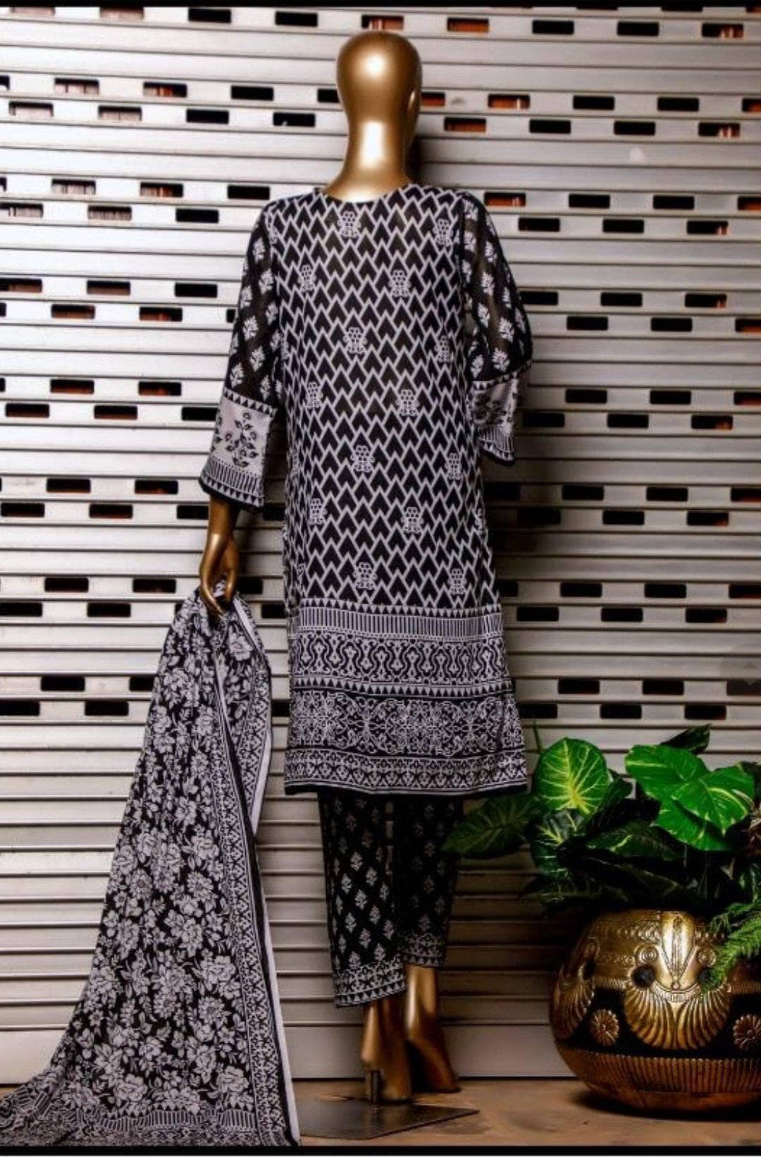 img_rangeli_gold_black_and_white_collection_awwal_boutique