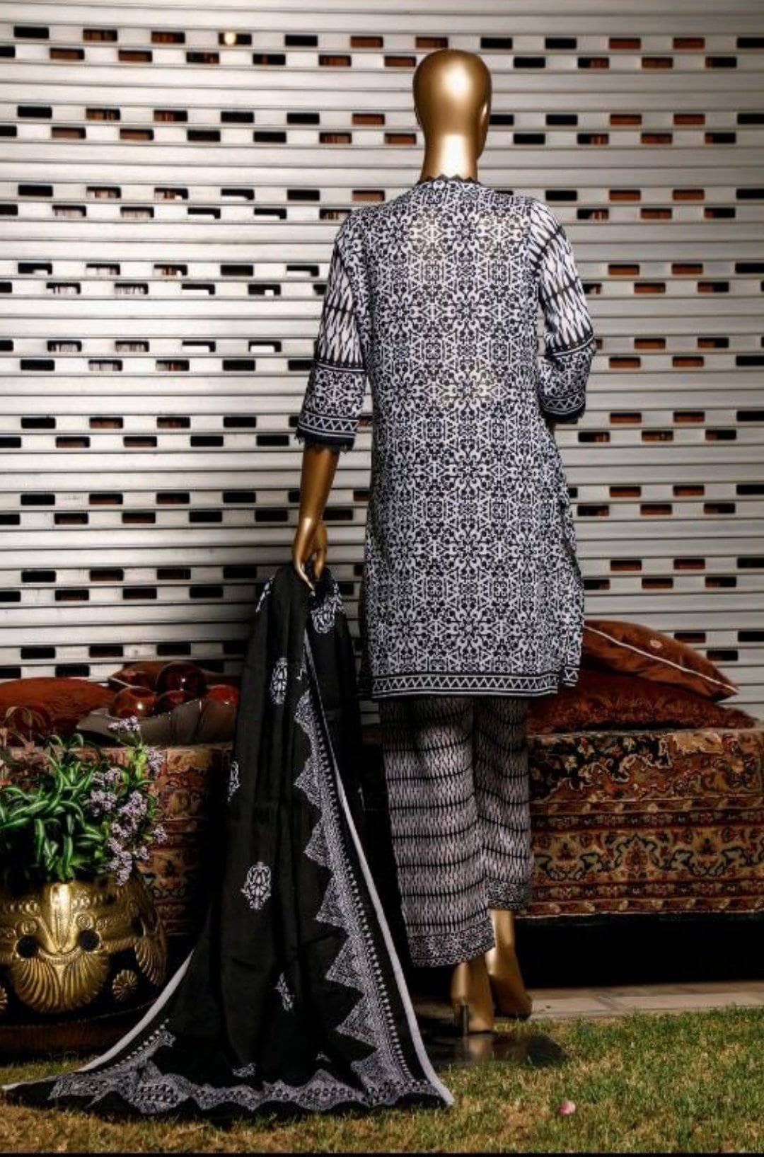 img_rangeli_gold_black_and_white_collection_awwal_boutique