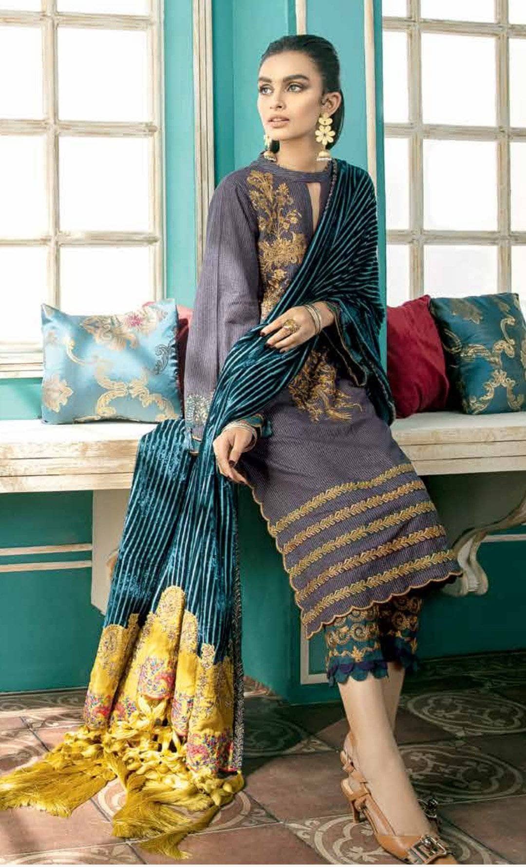 img_charizma_signature_velvet_shawls_awwal_boutique