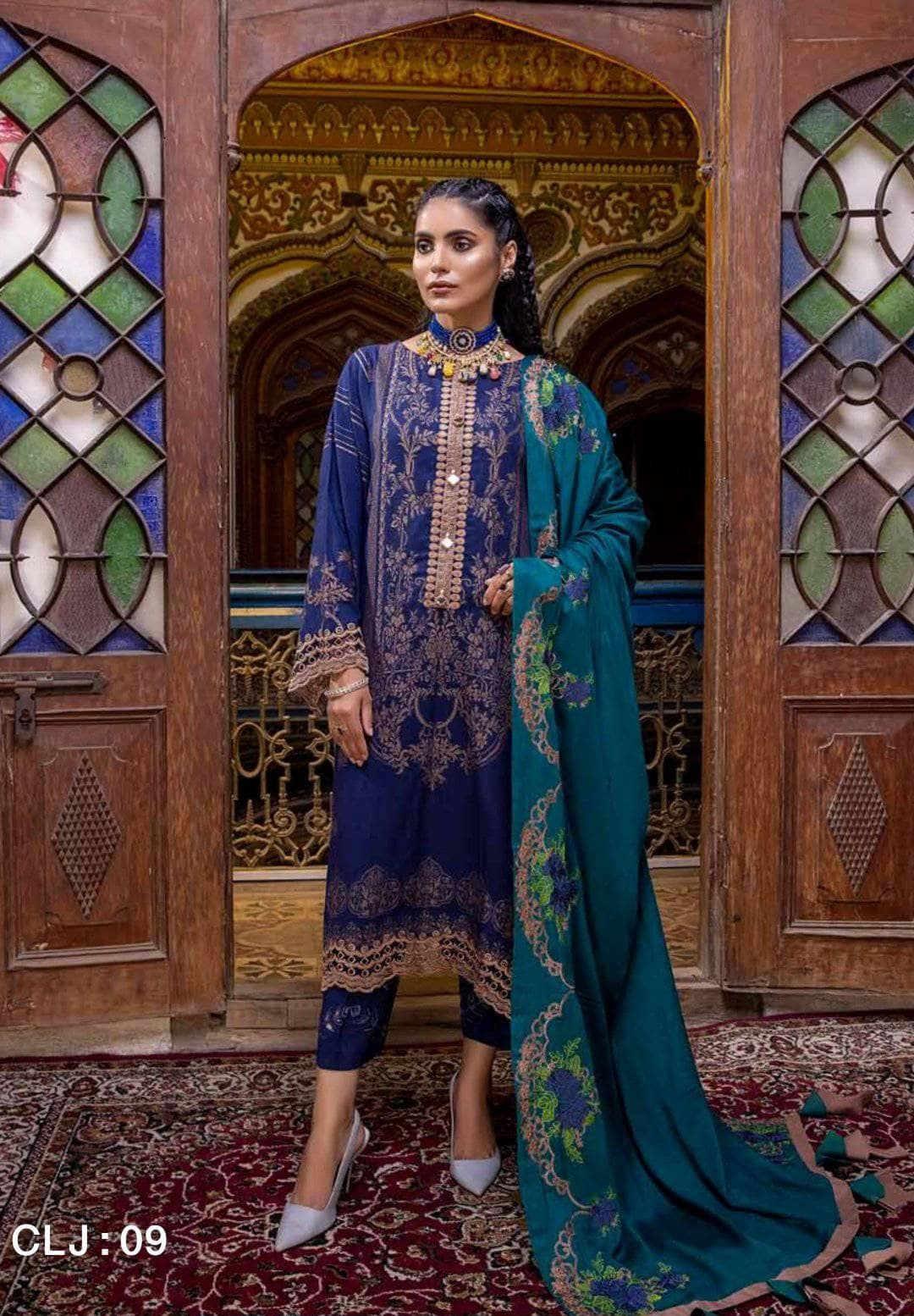 img_charizma_signature_leather_jacquard_woolen_shawl_awwal_boutique