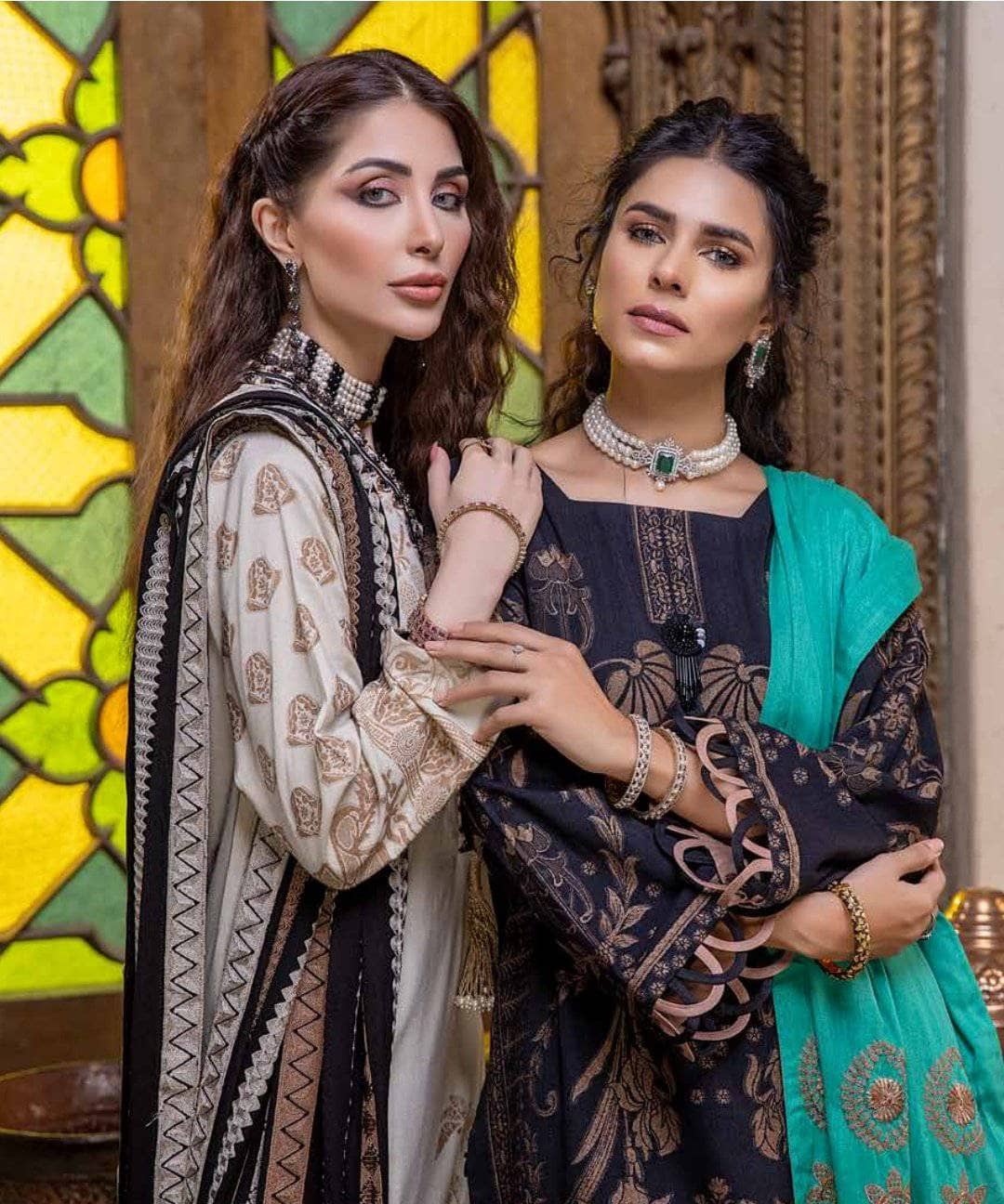 img_charizma_signature_leather_jacquard_woolen_shawl_awwal_boutique