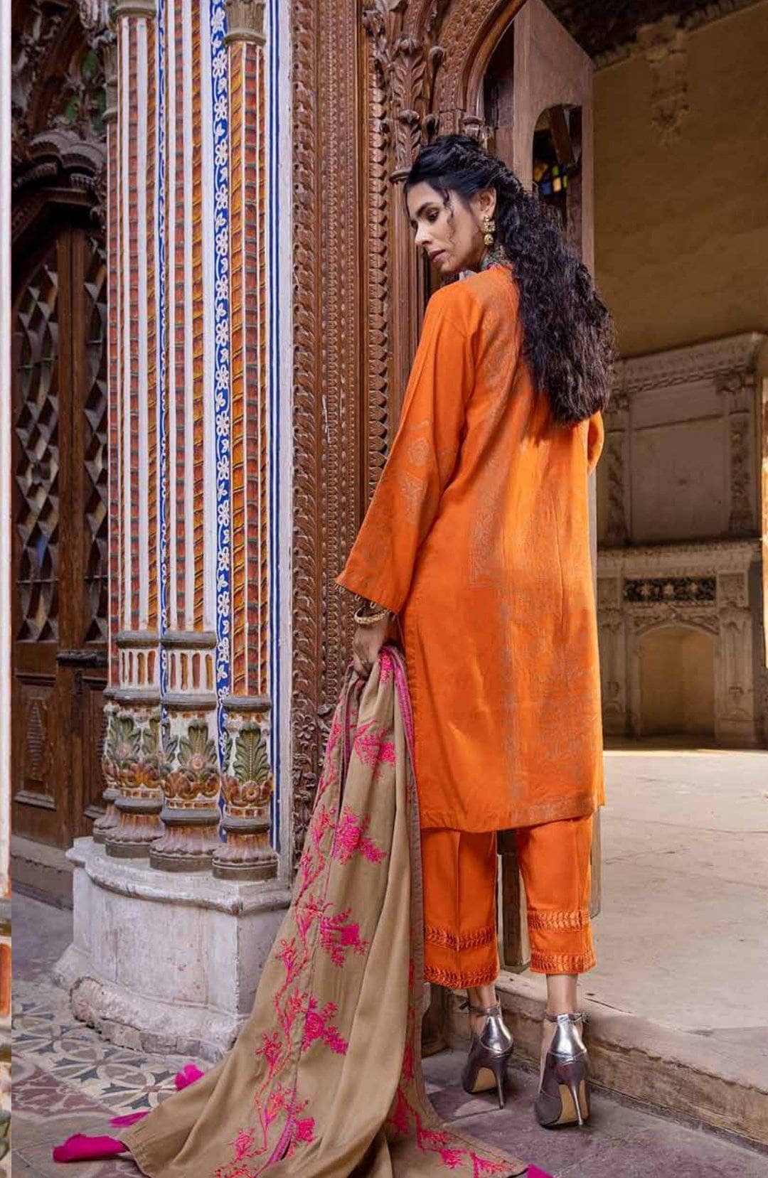 img_charizma_signature_leather_jacquard_woolen_shawl_awwal_boutique