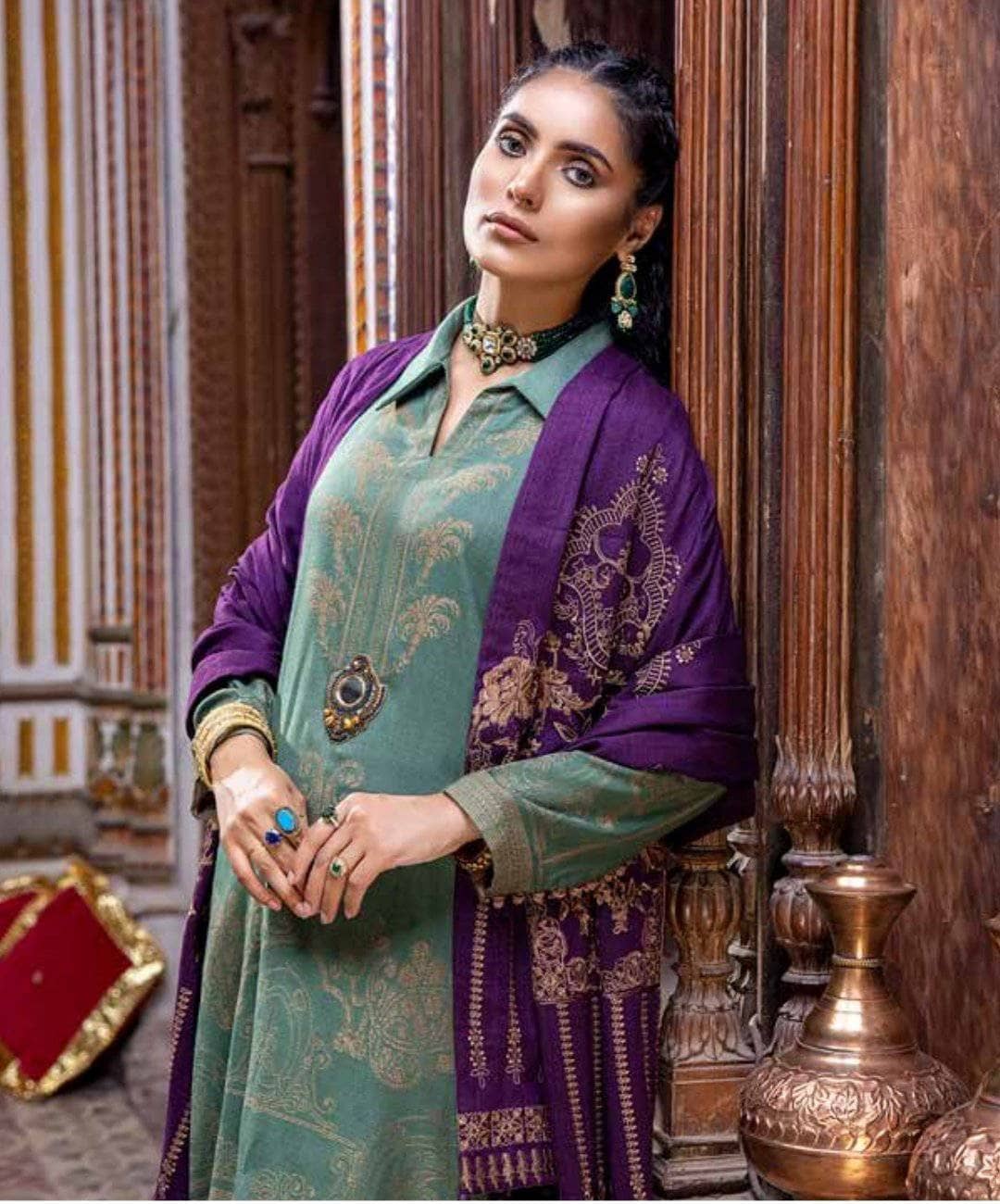 img_charizma_signature_leather_jacquard_woolen_shawl_awwal_boutique