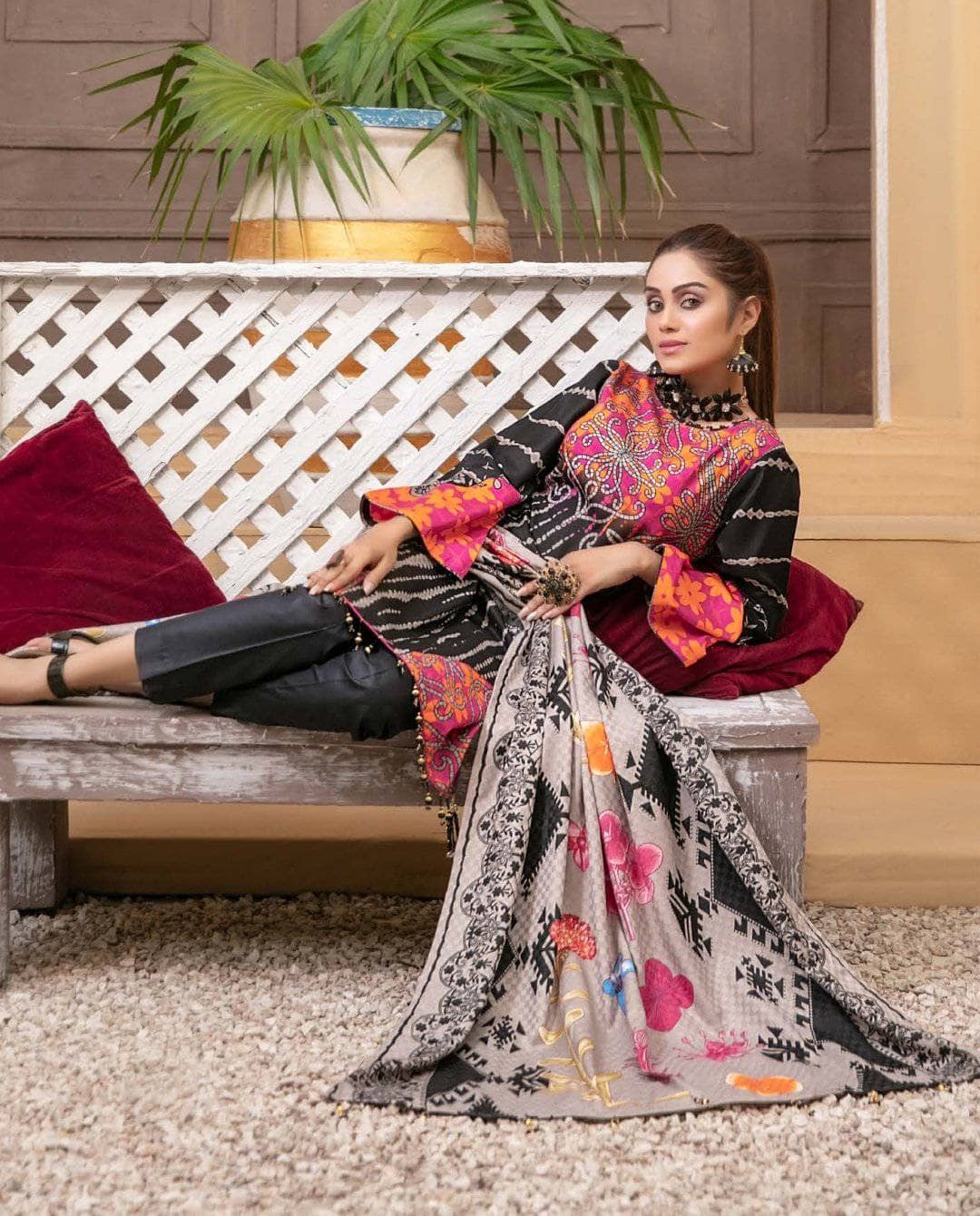 img_amna_sohail_naina_linen_awwal_boutique